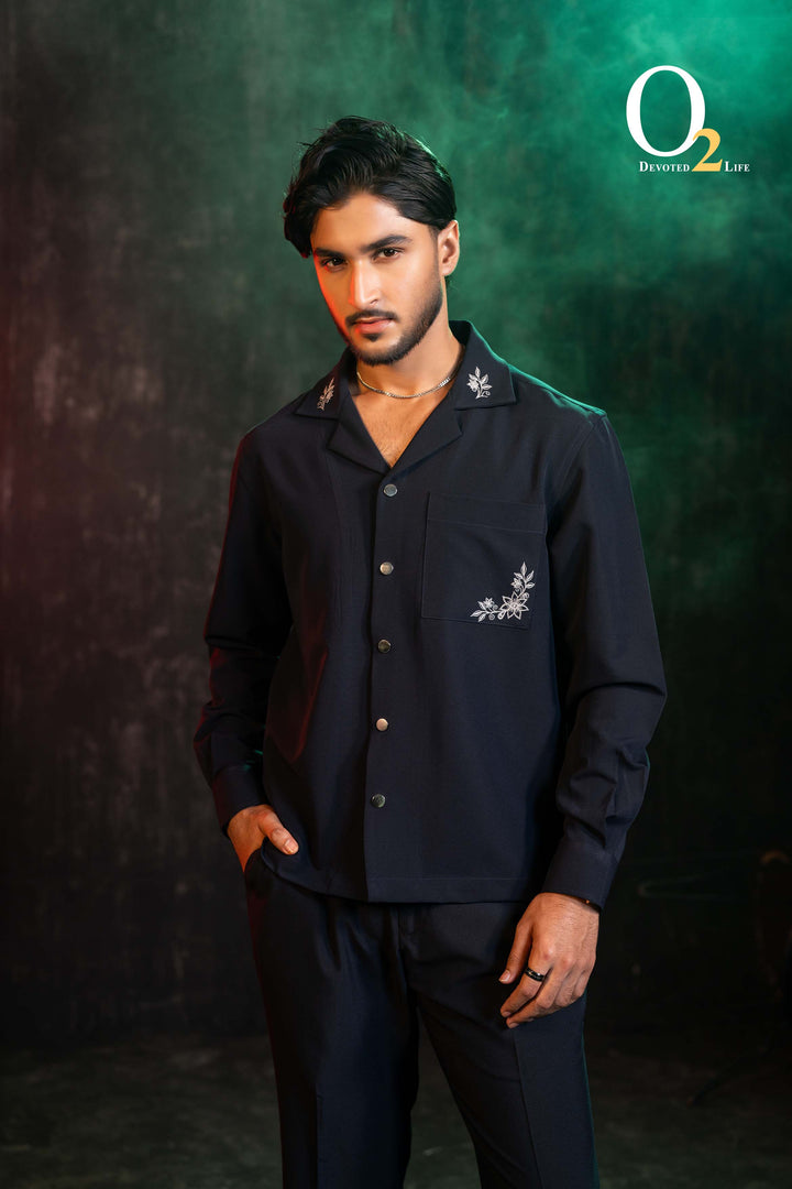 Relaxed revere poplin shirt with embroidery in black ENVY